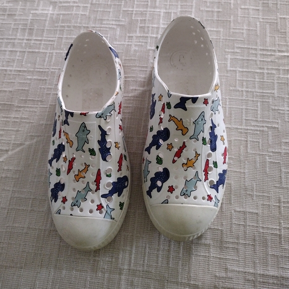 Native Jefferson  Slip-on Shoes Size C13 White Shark Boy Girl Water Unisex - Picture 1 of 6